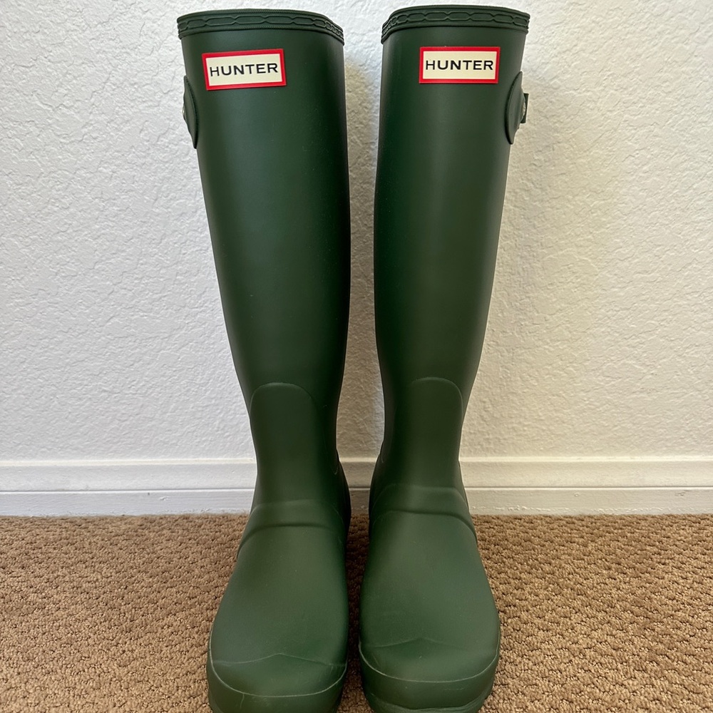 Never Worn! Original Hunter Tall Rain Boot - 7